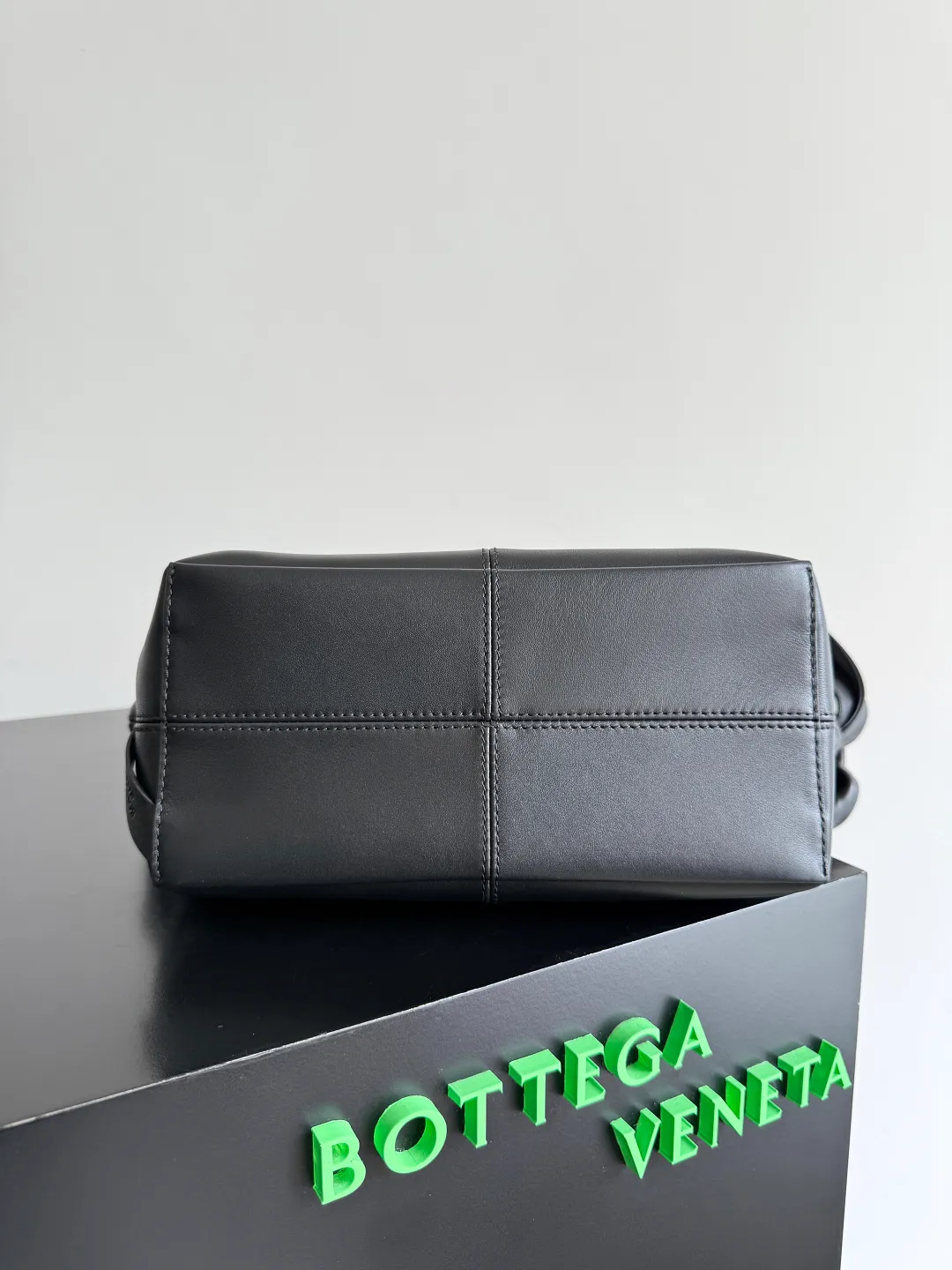 Batch 2220 Bottega Veneta small Sawyer leather model, but still light and soft, the straps can be knotted to adjust the length. Durable and large in capacity, it meets my extremely high standards for small carry-on bags. The texture of cowhide is really amazing, and it can be easily matched with both business and leisure. This bag is a Sawyer Bag that is interpreted with triangles and geometric circles👜. Its soft but indestructible appearance constitutes its fashionable beauty. You can freely adjust the length of the backpack😊No matter how complicated the world is, as long as there is a bag with you, everything will become better, and it is easy for boys and girls to control it! Style number: 815807 Size: 25*17*12cm